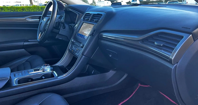 Ford Fusion cena 63500 przebieg: 122304, rok produkcji 2016 z Gdańsk małe 154